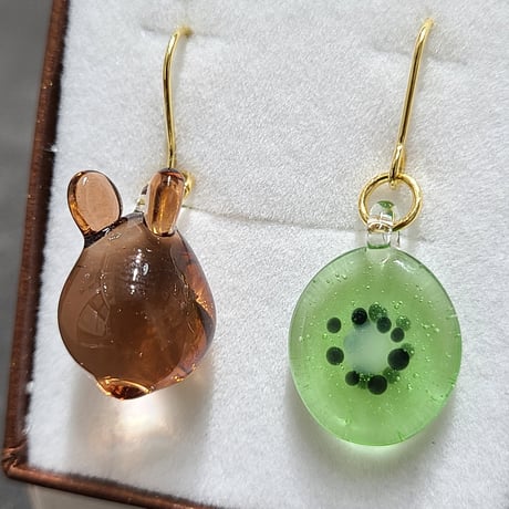 キウイとミニうさぎのピアス（イヤリング変更可)-822
