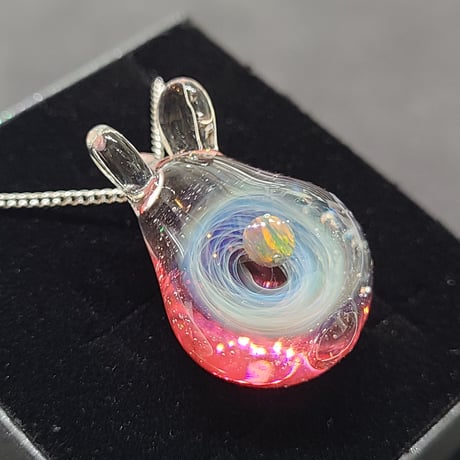 宇宙うさぎのペンダント-