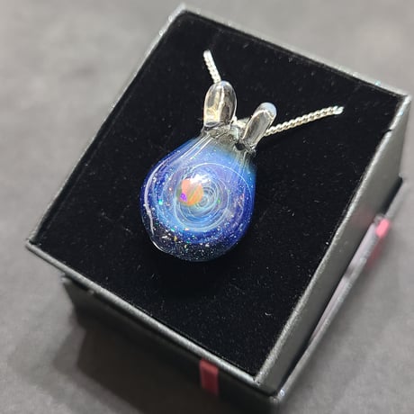 宇宙うさぎのペンダント-