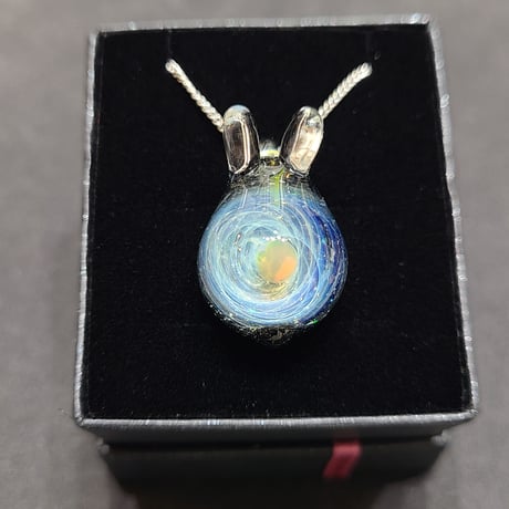 宇宙うさぎのペンダント-