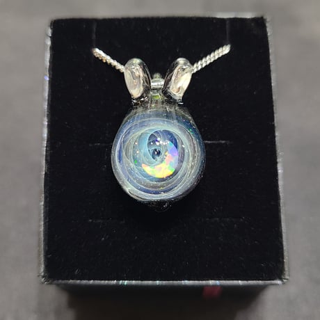 宇宙うさぎのペンダント（三日月オパール入り）