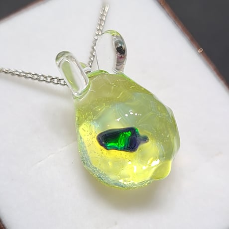 水面うさぎのペンダント(色変化ガラス使用オパール入り)-