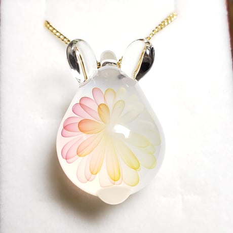 お花うさぎのペンダント -ダリア-