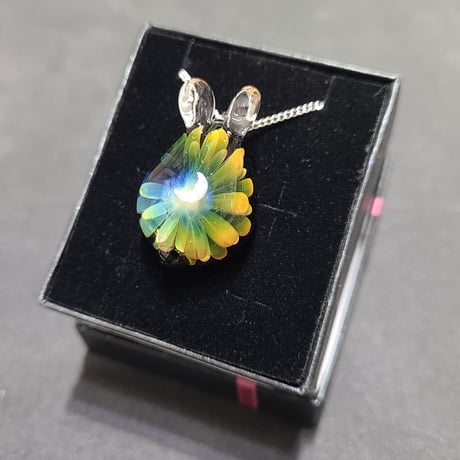 虹の花うさぎのペンダント(三日月オパール入り)-