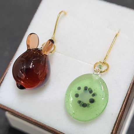 キウイとミニうさぎのピアス（イヤリング変更可）-821