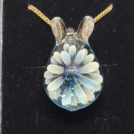 雪の華うさぎのペンダント-