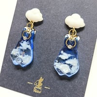 おすわりクッキーラビッツ 青空に日輪は輝き（ピアス/イヤリング）