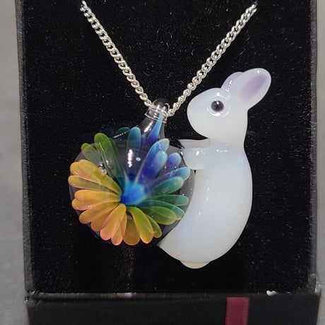 うさぎと虹の花のペンダント-