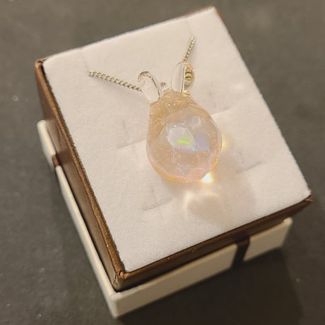 水面うさぎのペンダント(色変ガラス/オパール入り)-843