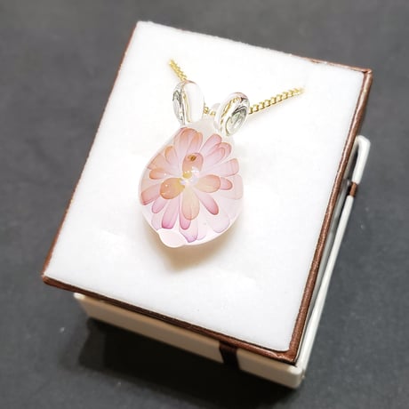 【春限定】桜うさぎのペンダント(三日月オパール入り)-