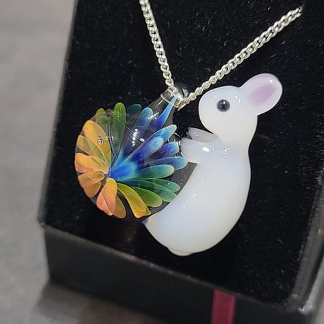 うさぎと虹の花のペンダント-