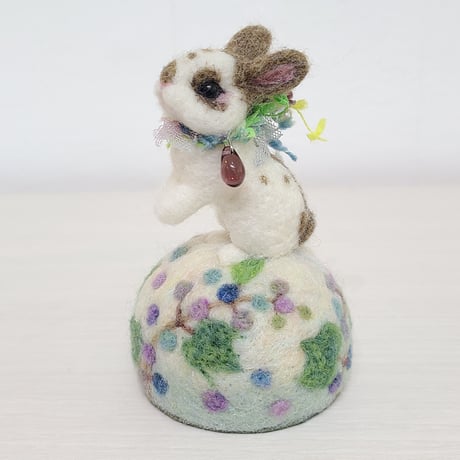 [羊毛針刺し(ミニ)]  ウサギと野葡萄