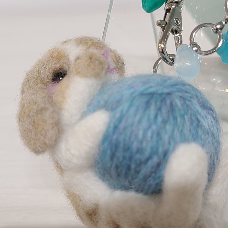 バッグチャーム] ウサギと毛糸玉（水色紫陽花） | rabbica ONLINE STORE