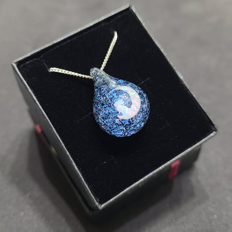 星屑のペンダント(三日月に佇むうさぎのオパール入り)-