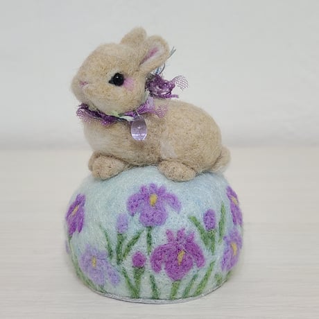［羊毛針刺し］ウサギ(花菖蒲)