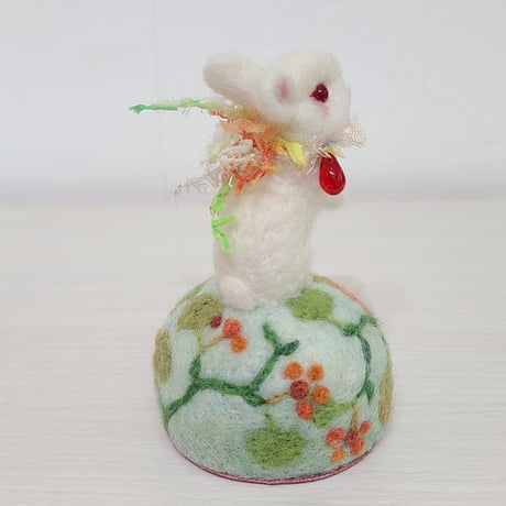 [羊毛針刺し(ミニ)]  ウサギと山帰来