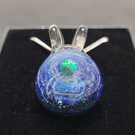 宇宙うさぎのペンダント-
