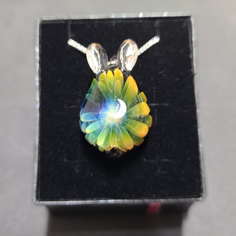虹の花うさぎのペンダント(三日月オパール入り)-