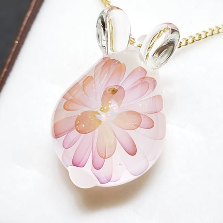 【春限定】桜うさぎのペンダント(三日月オパール入り)-