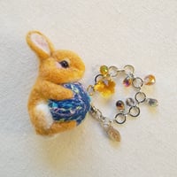 [バッグチャーム] ウサギと毛糸玉 (イルミネーション)