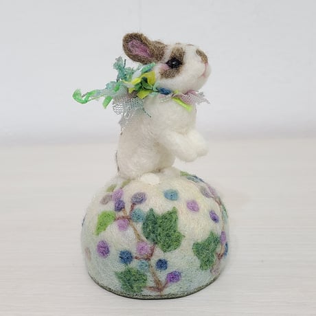 [羊毛針刺し(ミニ)]  ウサギと野葡萄