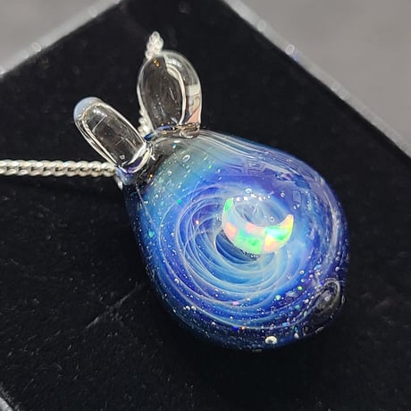 宇宙うさぎのペンダント（三日月オパール入り）