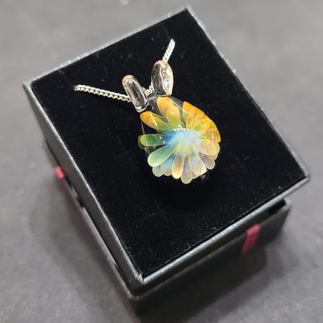 虹の花うさぎのペンダント-