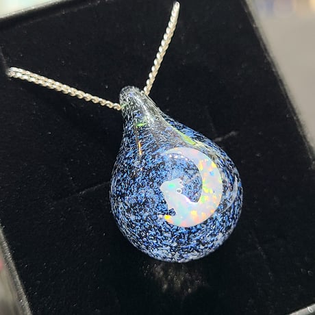 星屑のペンダント(三日月に佇むうさぎのオパール入り)-