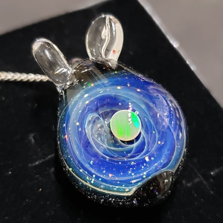 宇宙うさぎのペンダント