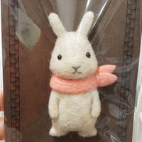 ブローチ ウサギ アイボリー （Ｓピーチ）