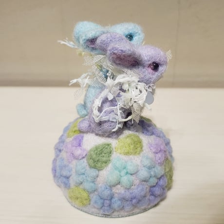 ［羊毛針刺し］ウサギと砂糖菓子紫陽花