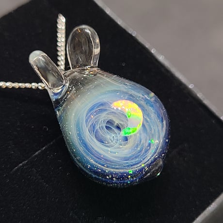 宇宙うさぎのペンダント（三日月オパール入り）