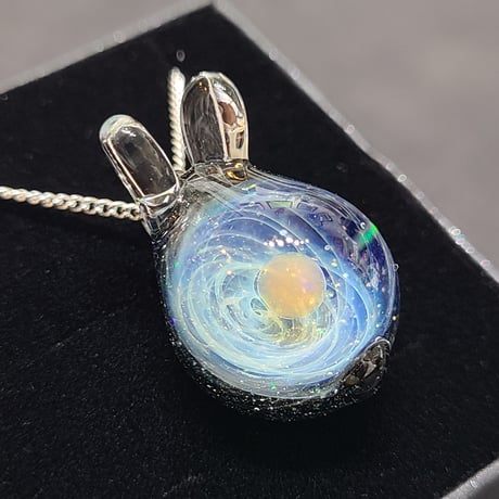 宇宙うさぎのペンダント-