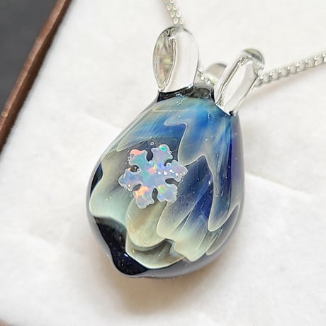 オーロラうさぎのペンダント(雪の結晶オパール入り)-