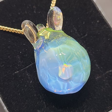 水面うさぎのペンダント(オパール入り)-