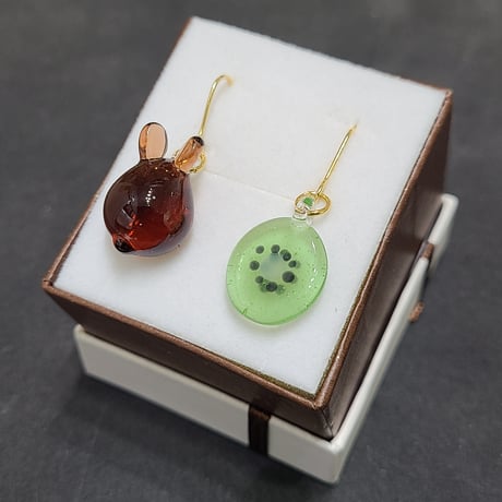 キウイとミニうさぎのピアス（イヤリング変更可）-821