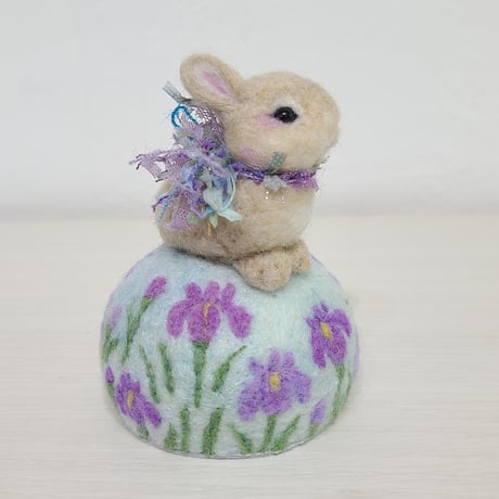 ［羊毛針刺し］ウサギ(花菖蒲)