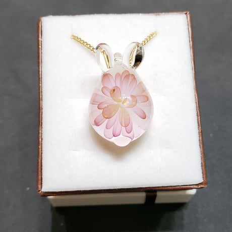 【春限定】桜うさぎのペンダント(三日月オパール入り)-