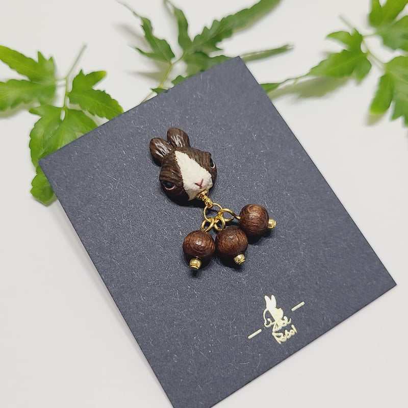 ○ふんばりうさぎ○ピアス 【立ち耳・ダッチチョコ】 | rabbica ONLINE