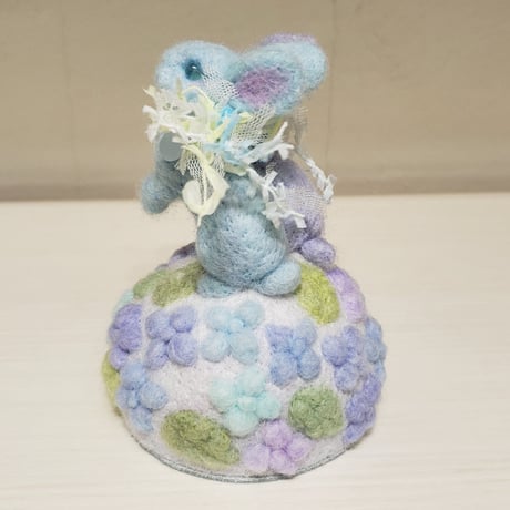 ［羊毛針刺し］ウサギと砂糖菓子紫陽花