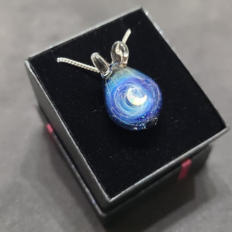 宇宙うさぎのペンダント（三日月オパール入り）