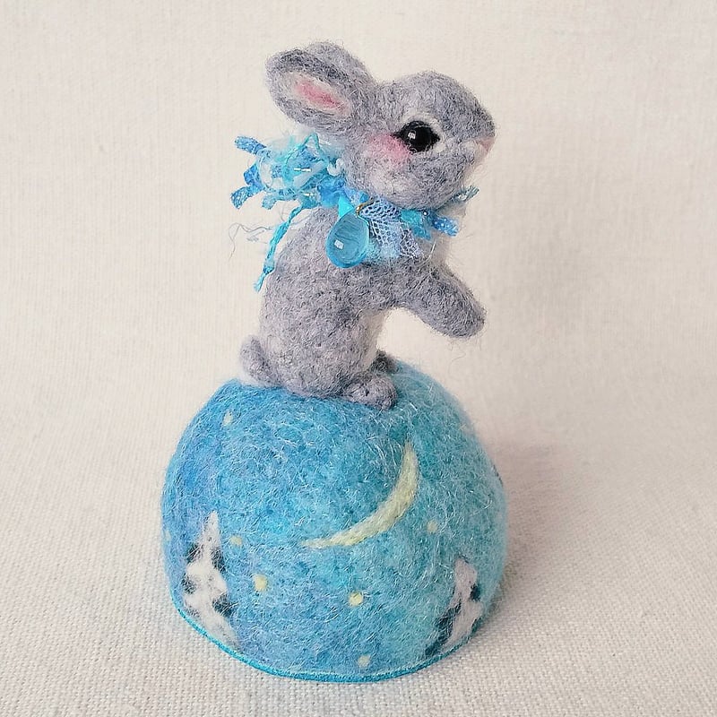 羊毛針刺し(ミニ)] ウサギ(三日月) | rabbica ONLINE STORE
