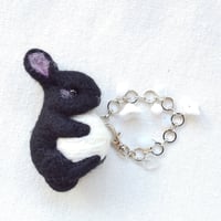 [バッグチャーム] ウサギと毛糸玉 リリーブーケ(ブラック)