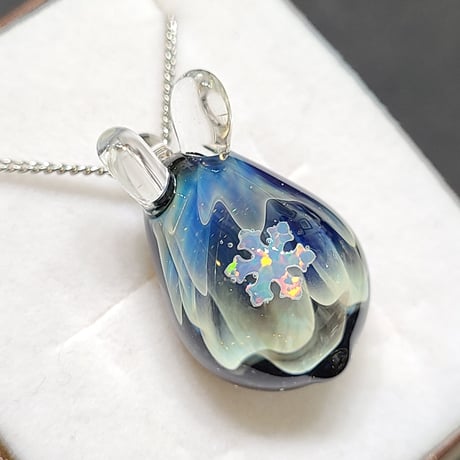 オーロラうさぎのペンダント(雪の結晶オパール入り)-