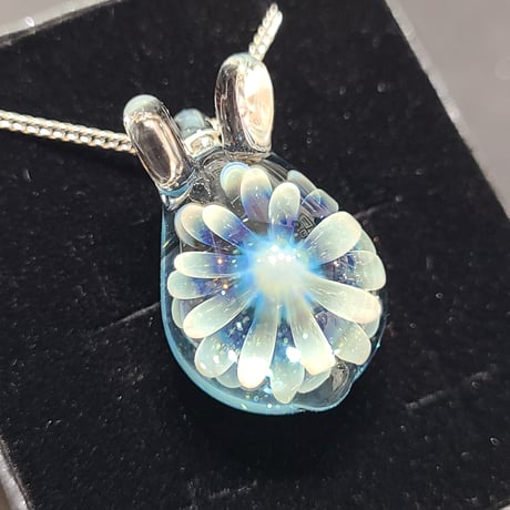 雪の華うさぎのペンダント‐