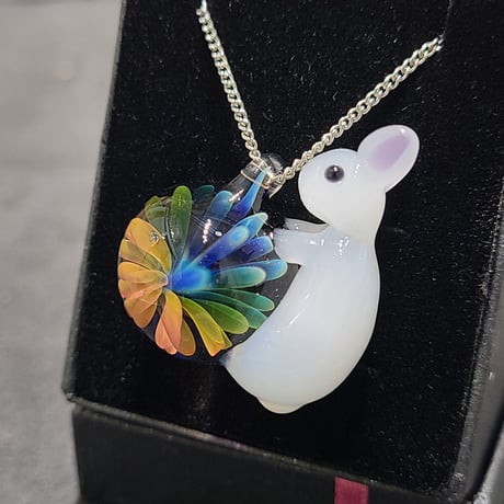 うさぎと虹の花のペンダント-