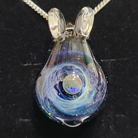 宇宙うさぎのペンダント-