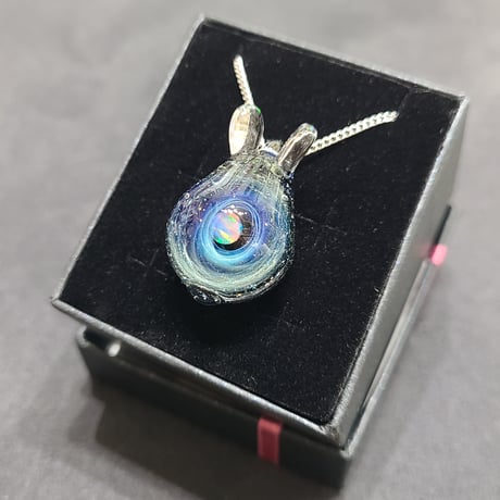 宇宙うさぎのペンダント-