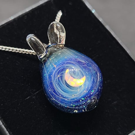 宇宙うさぎのペンダント（三日月オパール入り）