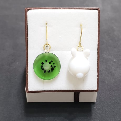 キウイとミニうさぎのピアス（イヤリング変更可）